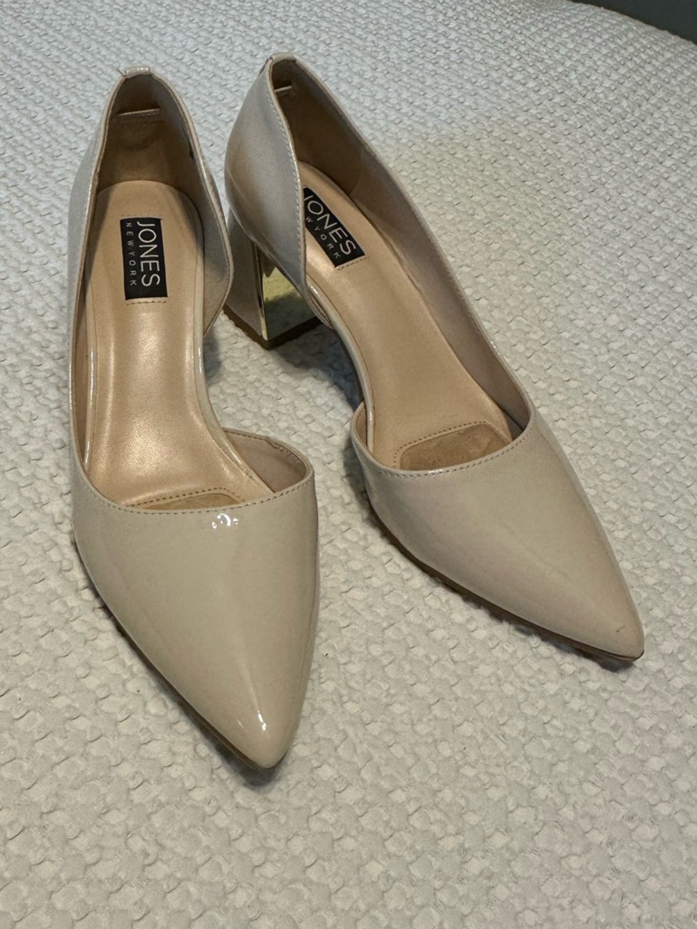 Jones New York Patent Pointed Toe Low Block Heel Pumps in Nude - Picture 2 of 9
